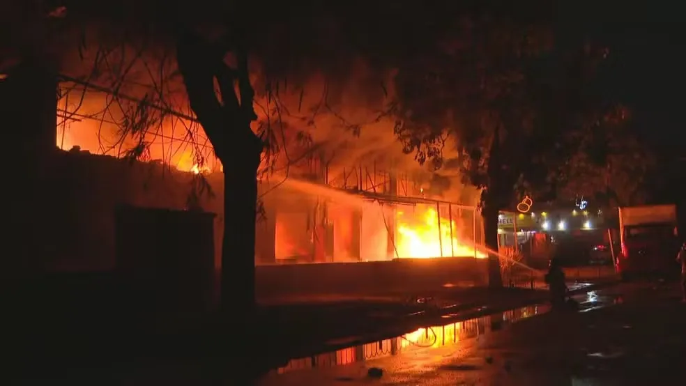 Imagem ilustrativa da imagem Incêndio de grandes proporções atinge pavilhão da Ceasa