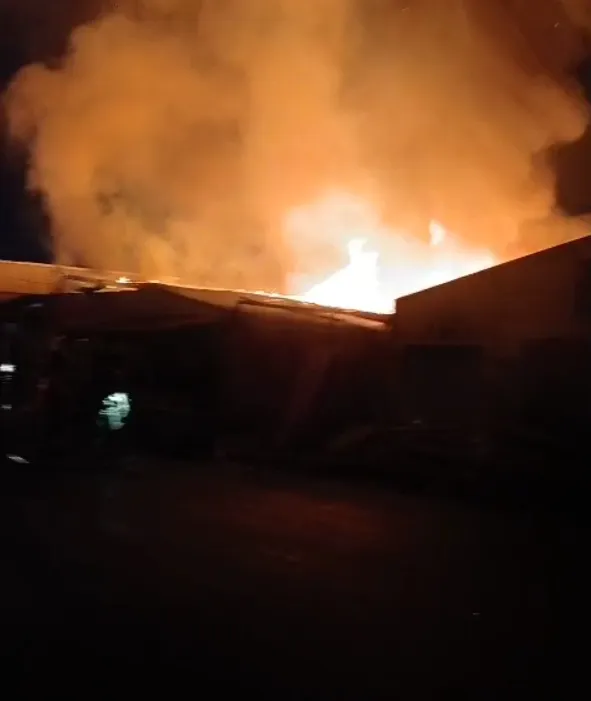 Imagem ilustrativa da imagem Incêndio destrói dois estabelecimentos em Feira de Santana; vídeo