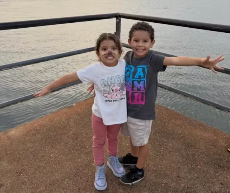 Imagem ilustrativa da imagem Irmãos de quatro anos morrem afogados em piscina durante festa