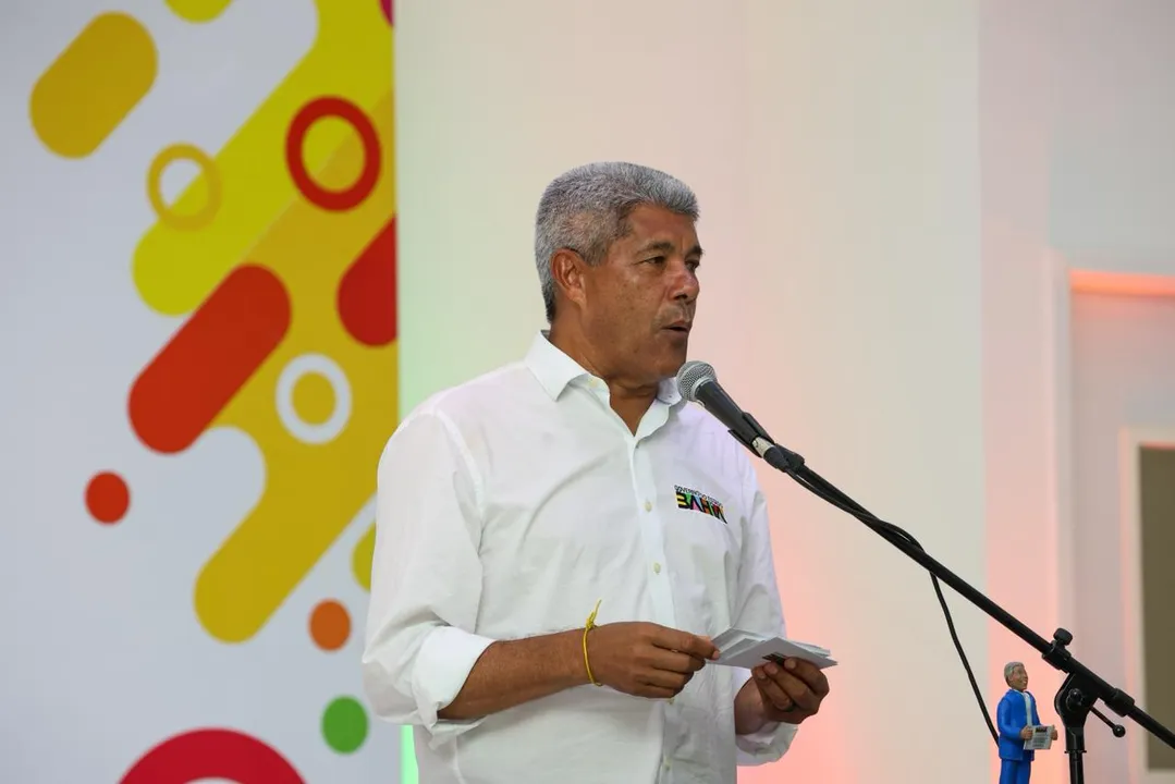 Jerônimo durante discurso na entrega do do Colégio Estadual de Tempo Integral Pedro Calmon, no bairro Jardim Armação.