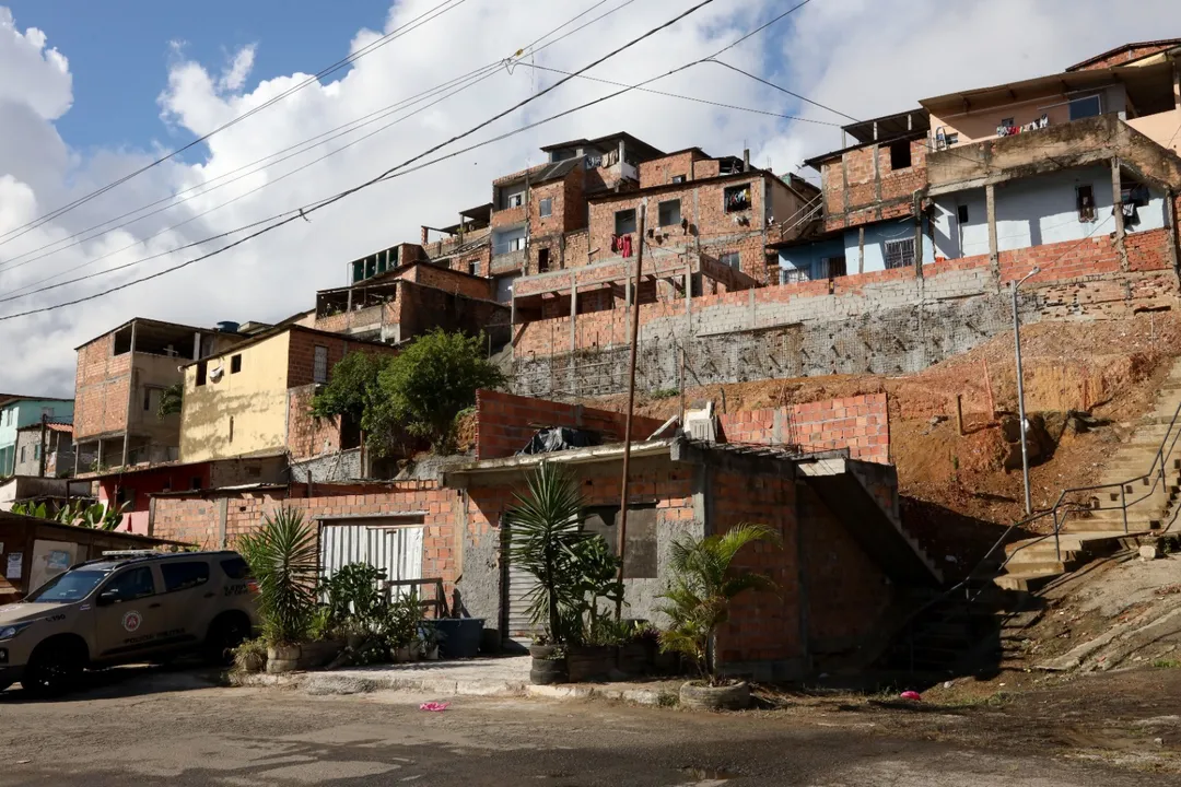 O objetivo é reduzir os riscos de deslizamentos, proteger moradias e contribuir para a melhoria da qualidade de vida das famílias