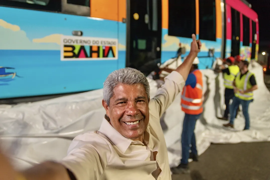 Governador Jerônimo Rodrigues (PT) com primeiro trem do VLT