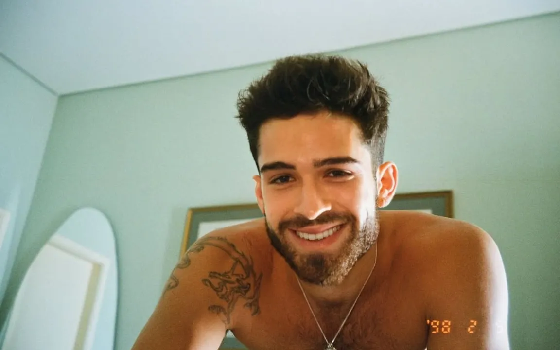 Esse é o primeiro romance do ator após otérmino