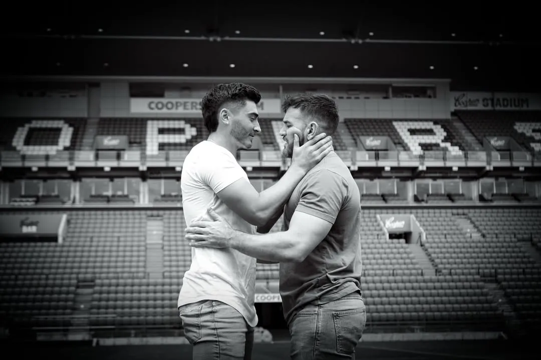 O jogador de futebol australiano Josh Cavallo com seu companheiro