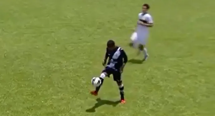 Jogador recebeu cartão amarelo por fazer embaixadinhas