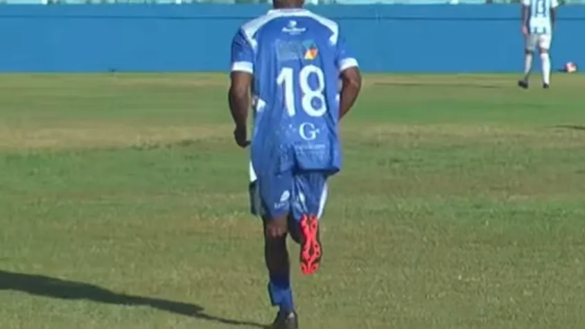 Yuri de Carvalho da Silva com tornozeleira eletrônica em campo