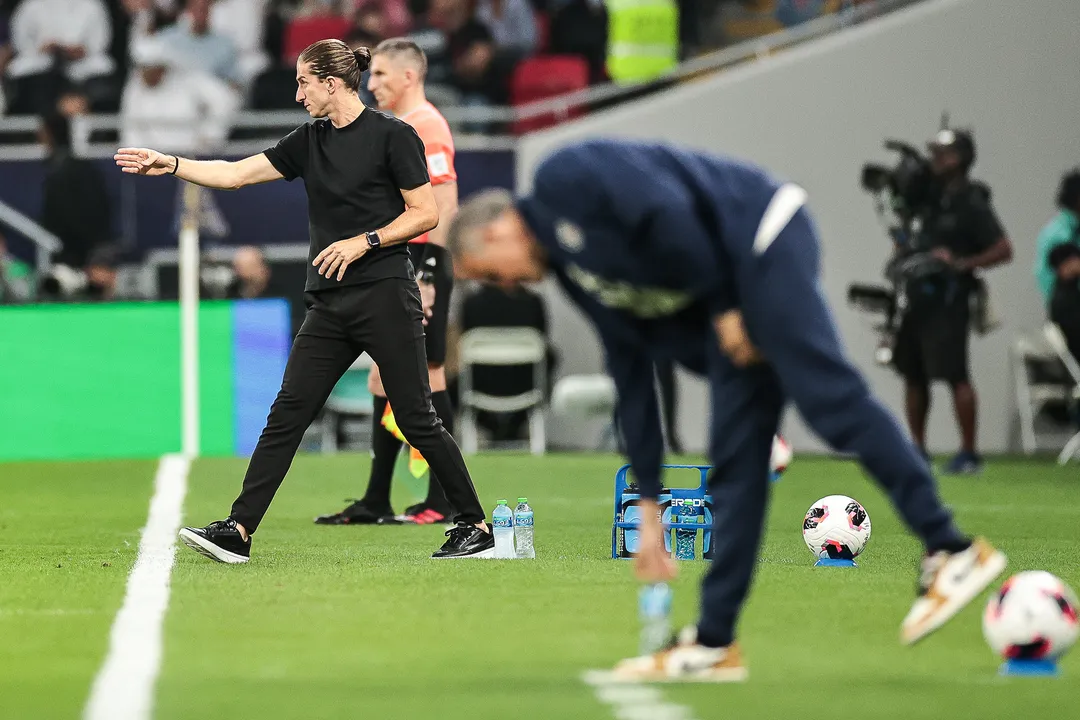 Filipe Luís e Luis Enrique na beira do campo