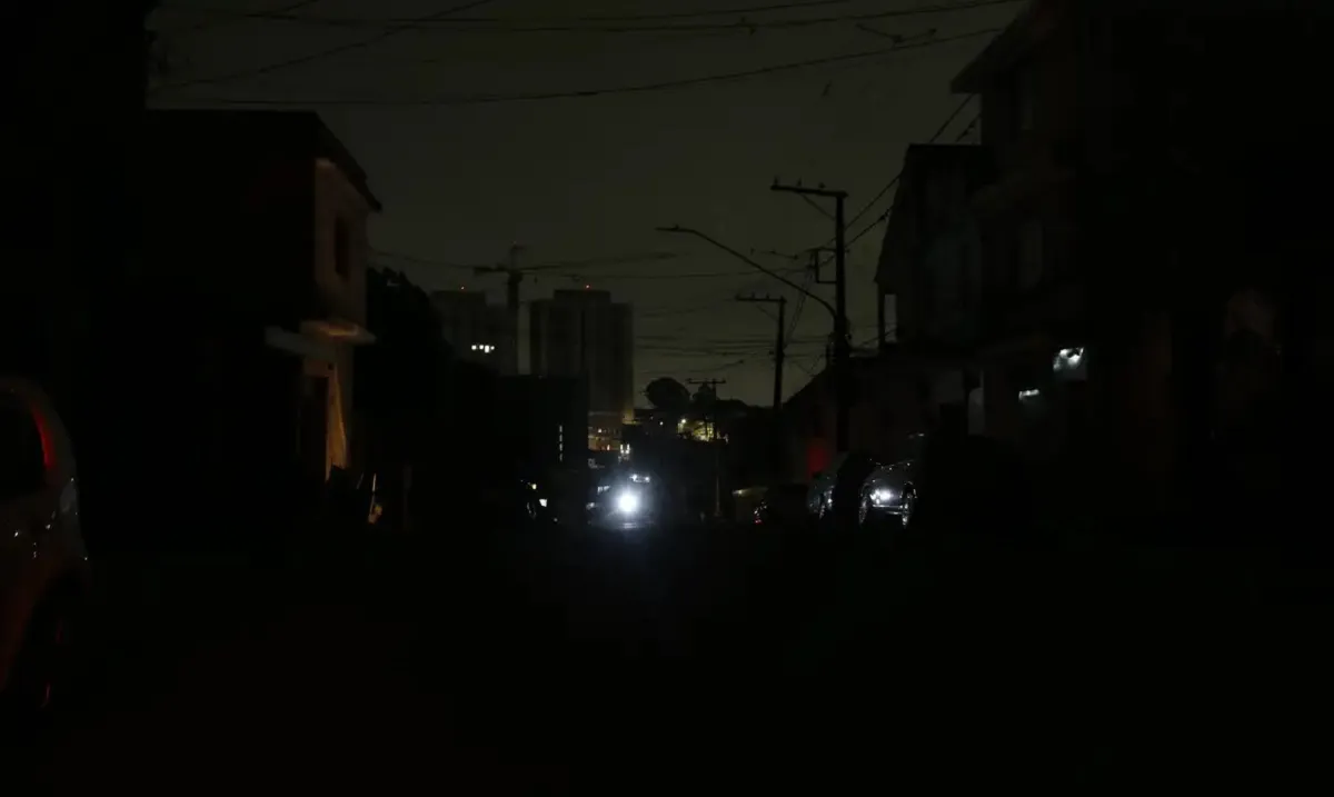 Vendaval causou apagão em São Paulo.