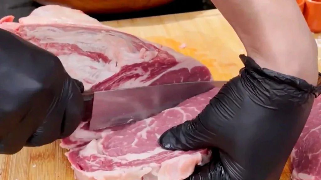 A diferença de preço em relação à carne convencional pode variar de 10% a 50%