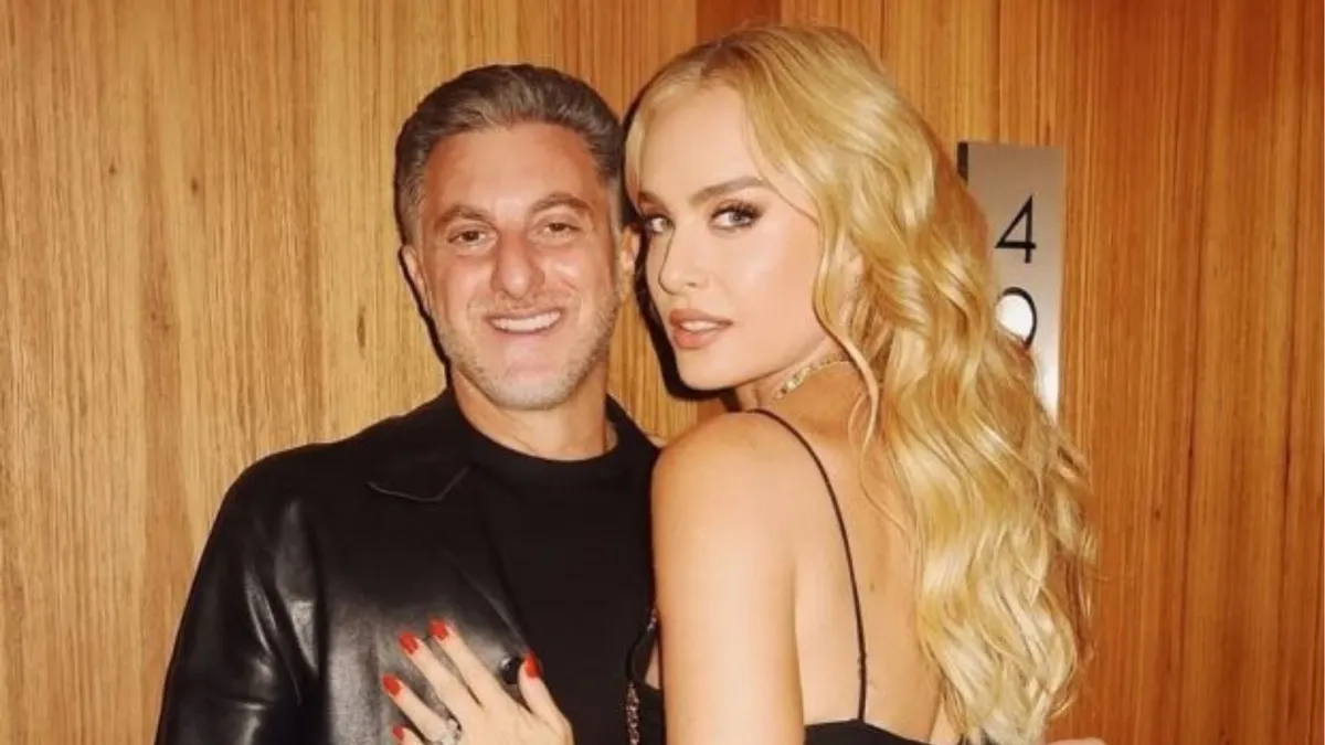 Luciano Huck ao lado da esposa, Angélica