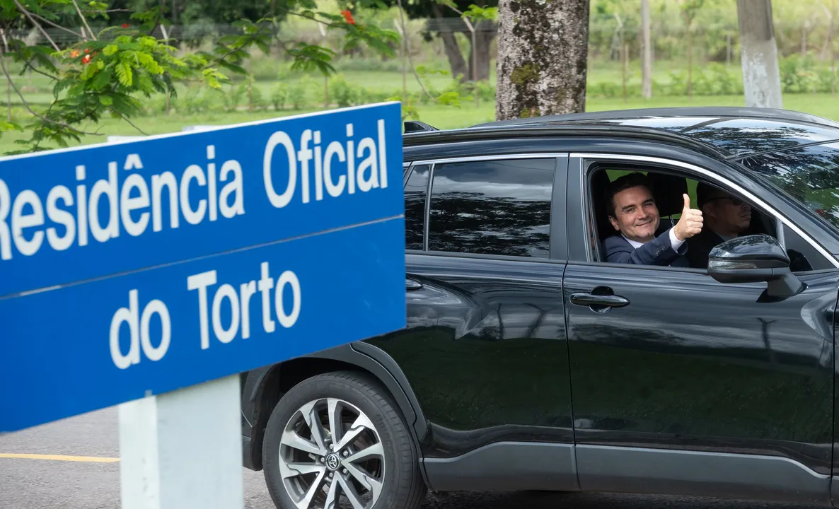 Celso Sabino na chegada da reunião ministerial na Granja do Torto.