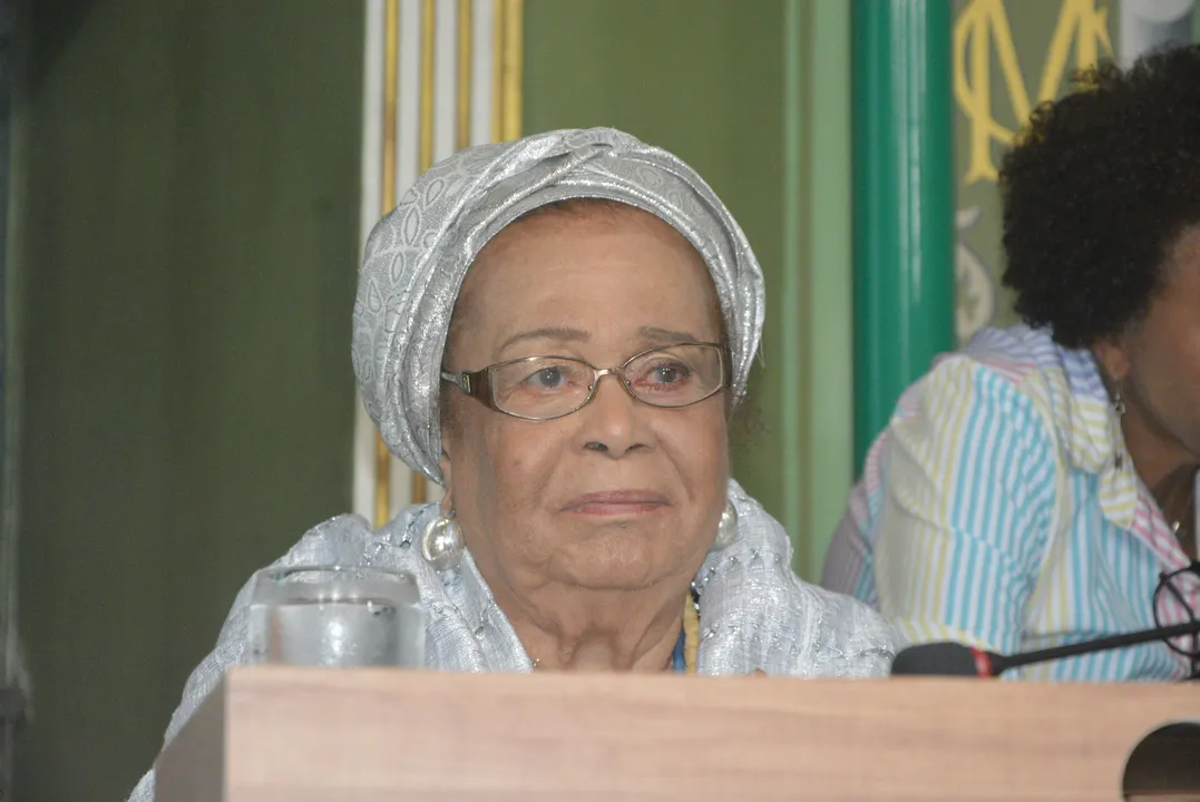 Mãe Carmen de Oxaguian durante homenagem na Câmara de Salvador