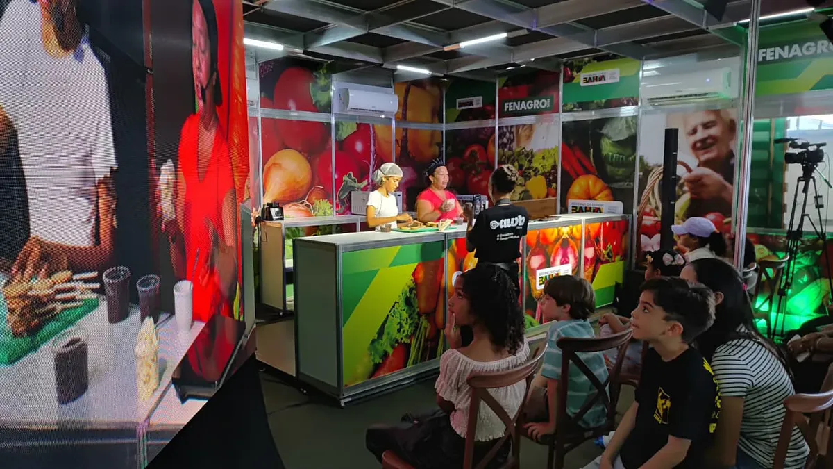 Mãe e filha ensinaram crianças a fazer pirulitos de chocolate