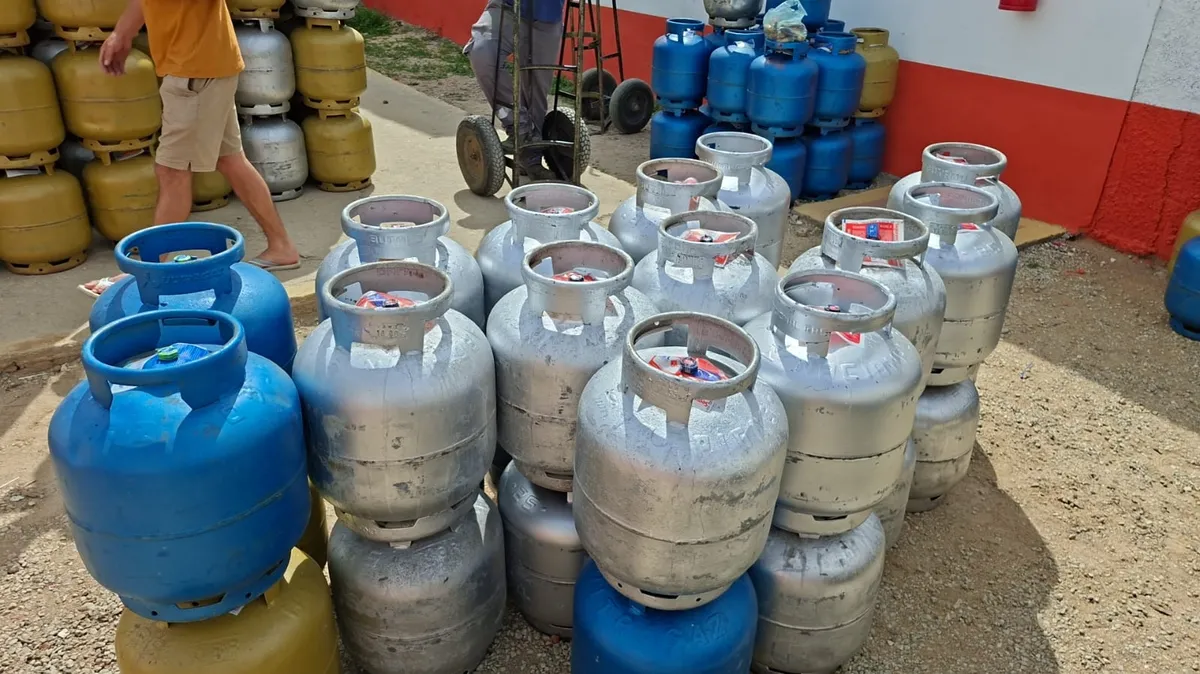 Imagem ilustrativa da imagem Mais de 200 botijões de gás são apreendidos em depósitos clandestinos