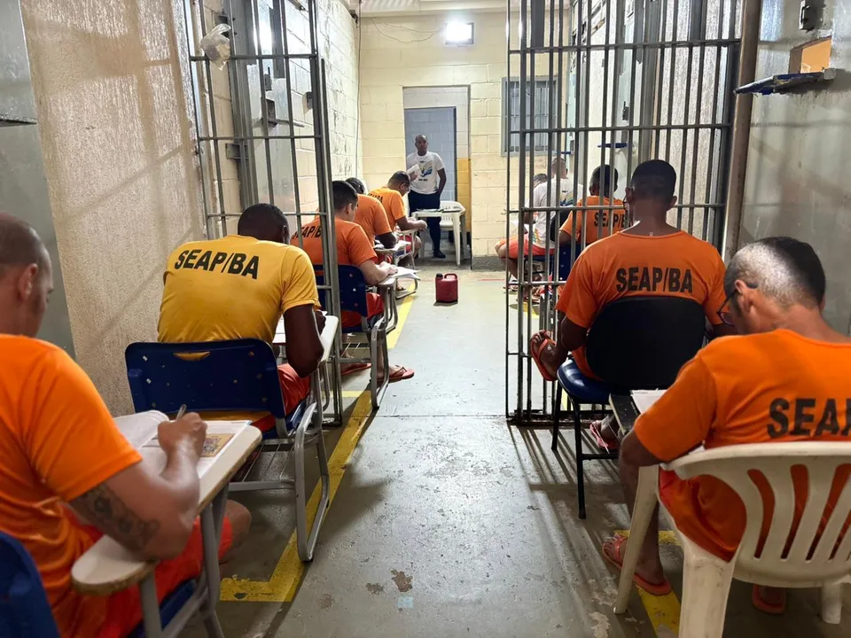 Imagem ilustrativa da imagem Mais de 5 mil detentos realizam Enem na Bahia