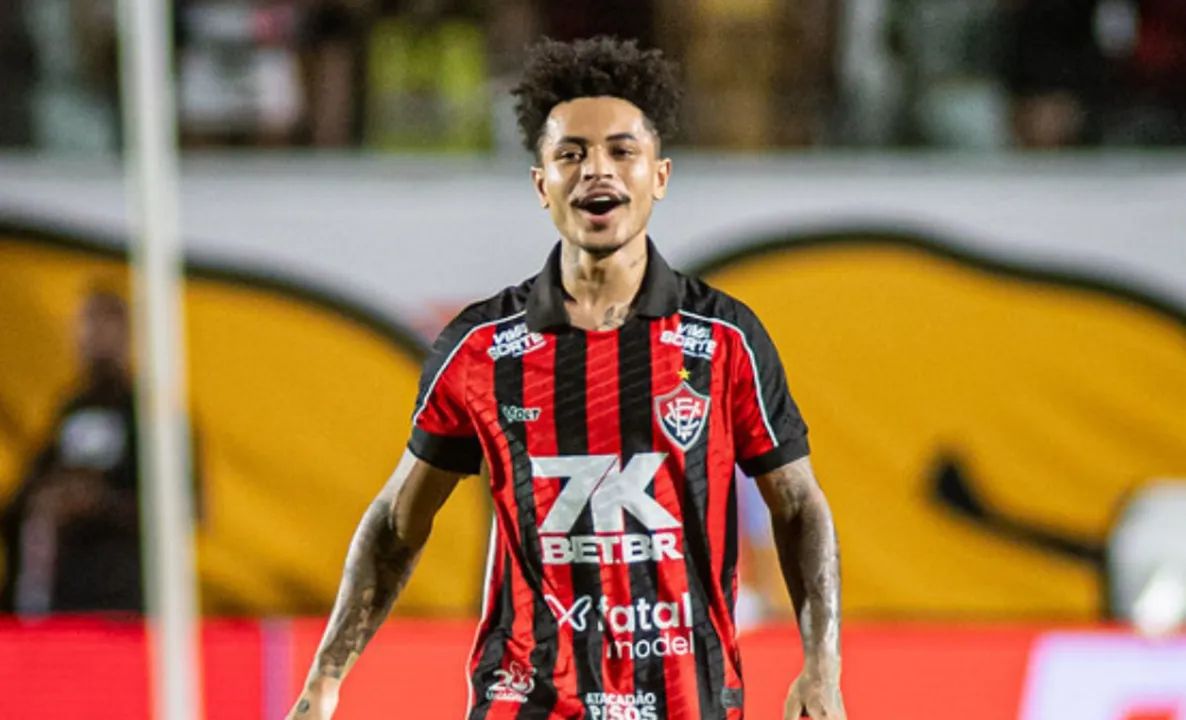 Matheuzinho em campo pelo Vitória