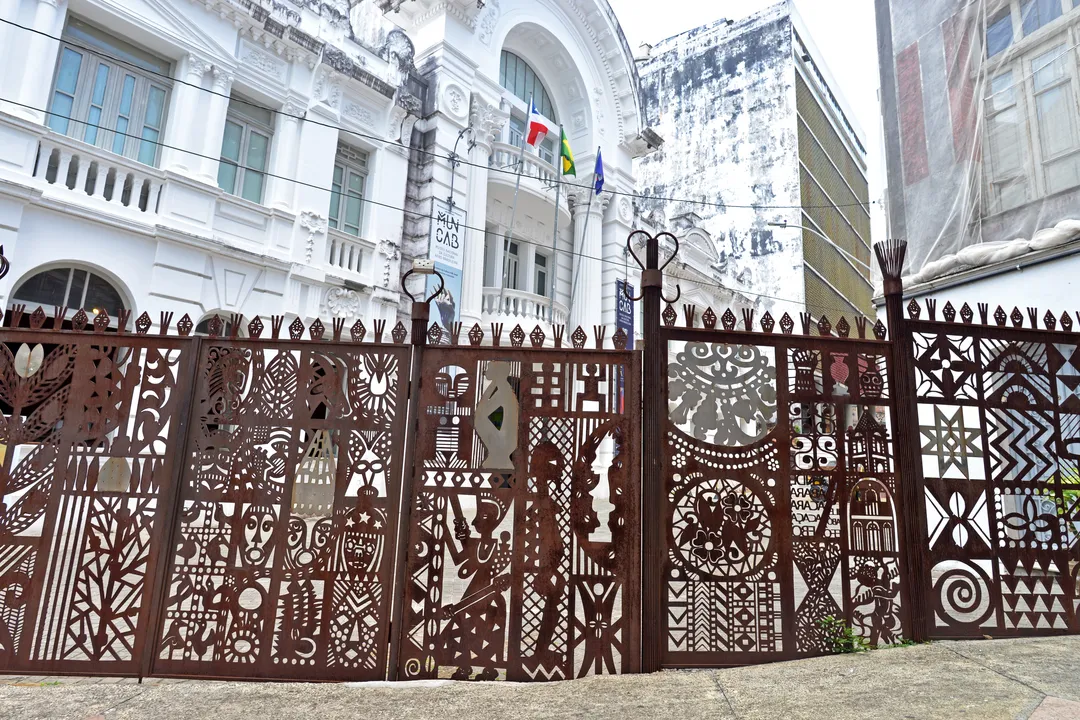 Gradil do Muncab , que é assinado pelo artista plástico J. Cunha