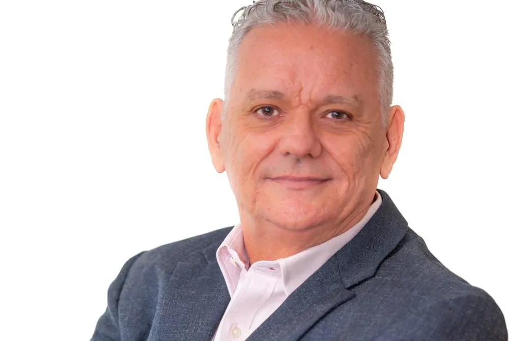 Escrito pelo filho do Mestre Raymundo, Antônio Sérgio de Carvalho Rocha, o livro constrói uma leitura sensível