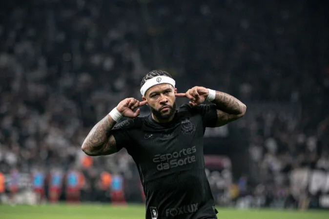 Memphis comemorando gol