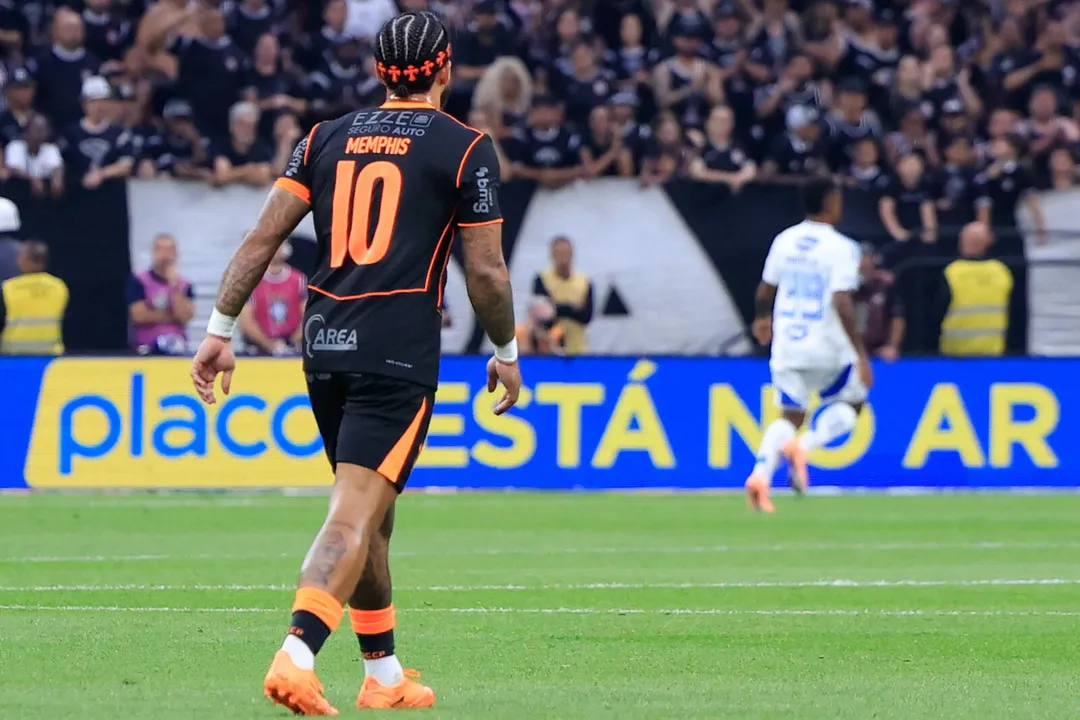 Memphis Depay em campo