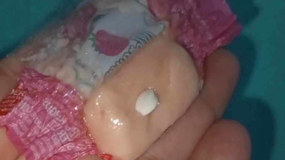 Uma imagem mostrando suposto comprimido na bala circulou nas redes sociais