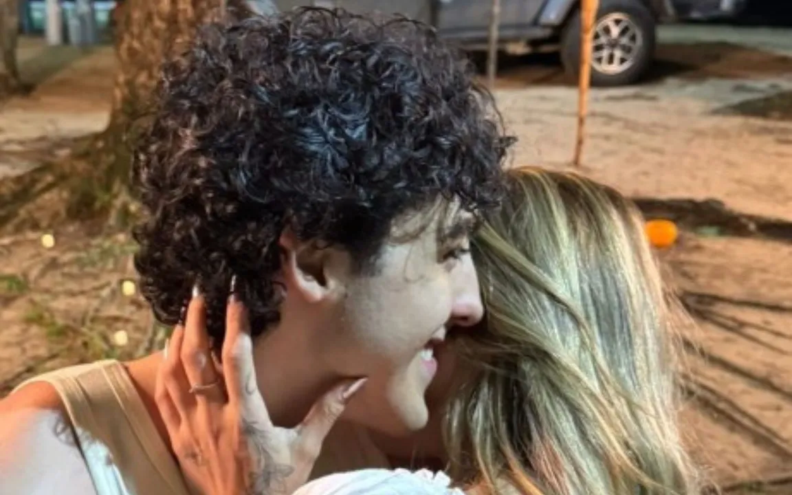 O cantor publicou algumas fotos com a namorada