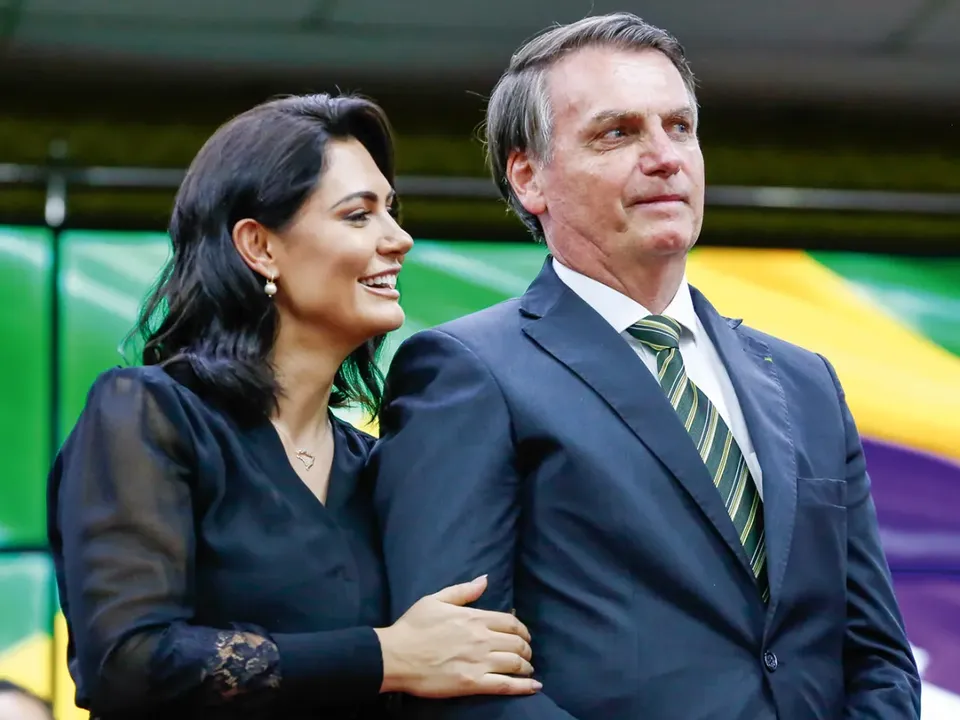 Michelle Bolsonaro ao lado do ex-presidente Jair Bolsonaro