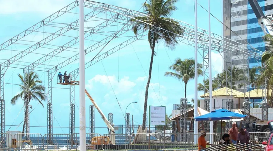 Camarotes e arquibancadas surgem e alteram a mobilidade nos circuitos do Carnaval 2026