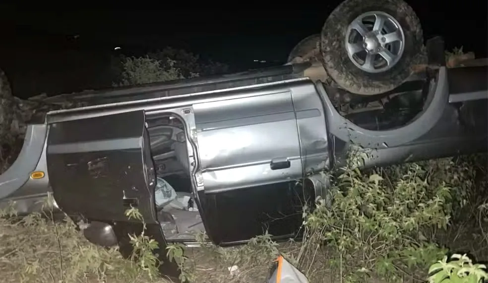 Caminhonete capotou após colidir com motocicleta pilotada por locutor