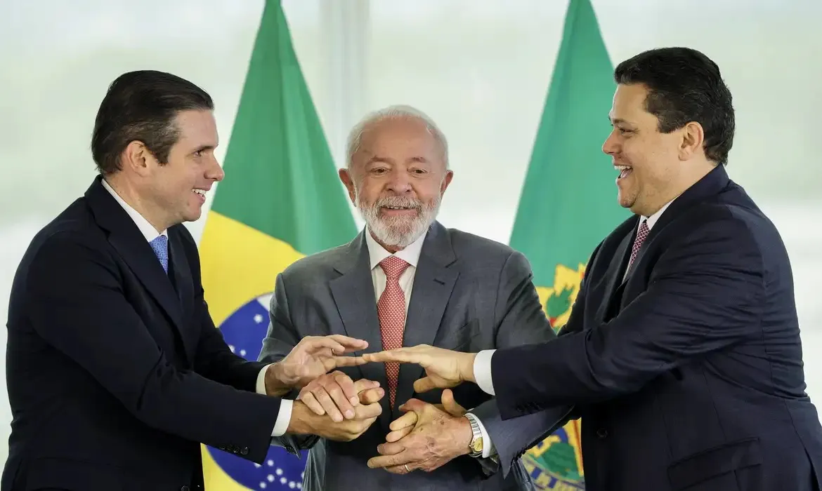 Imagem ilustrativa da imagem Motta e Alcolumbre deixam Lula na mão e ignoram atos do 8 de janeiro