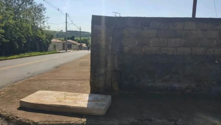 Mulher foi encontrada deitada neste colchão