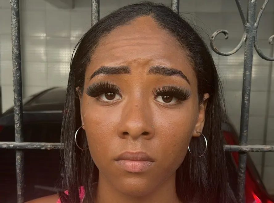 A mulher recebeu voz de prisão em flagrante e foi levada para a Delegacia de Repressão a Furtos e Roubos de Veículos (DRFRV)