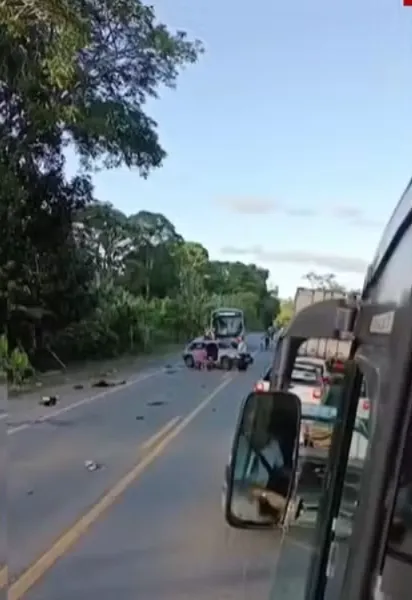 Imagem ilustrativa da imagem Mulher morre em capotamento ao desviar de carro na contramão na BR-101