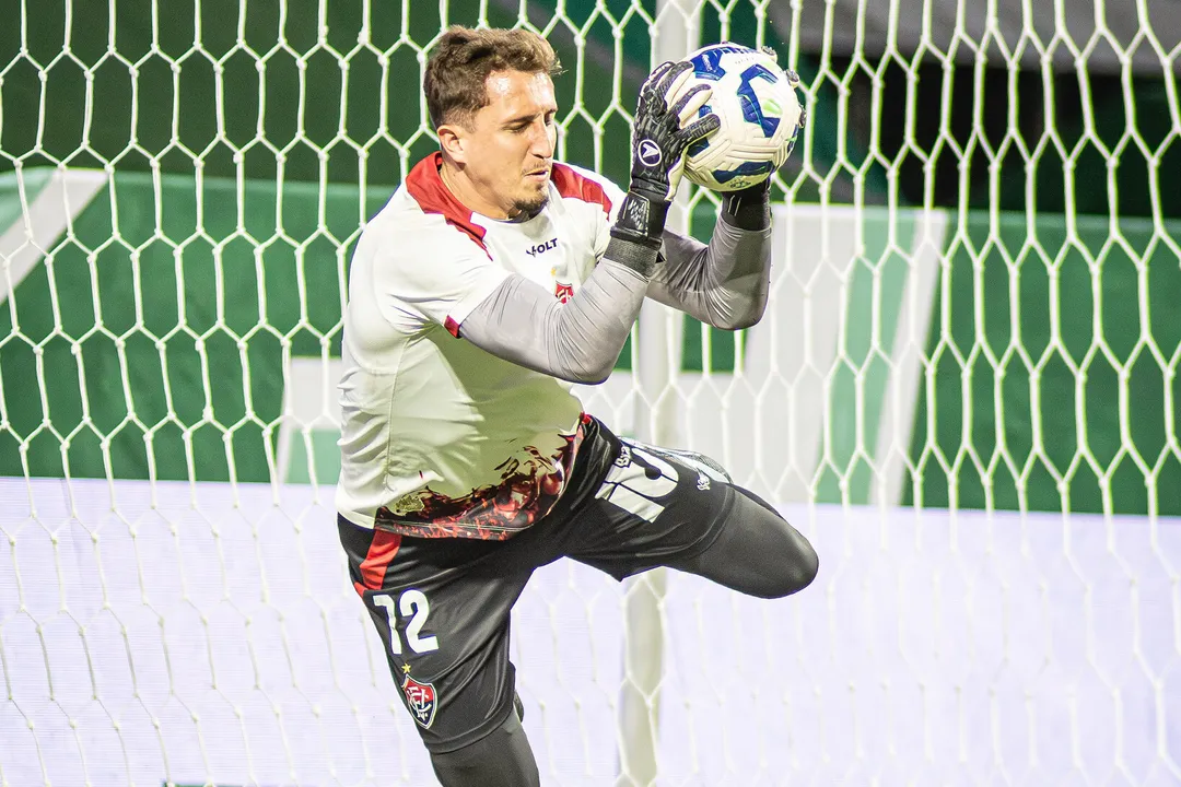 Goleiro Thiago Couto em treino pelo Vitória