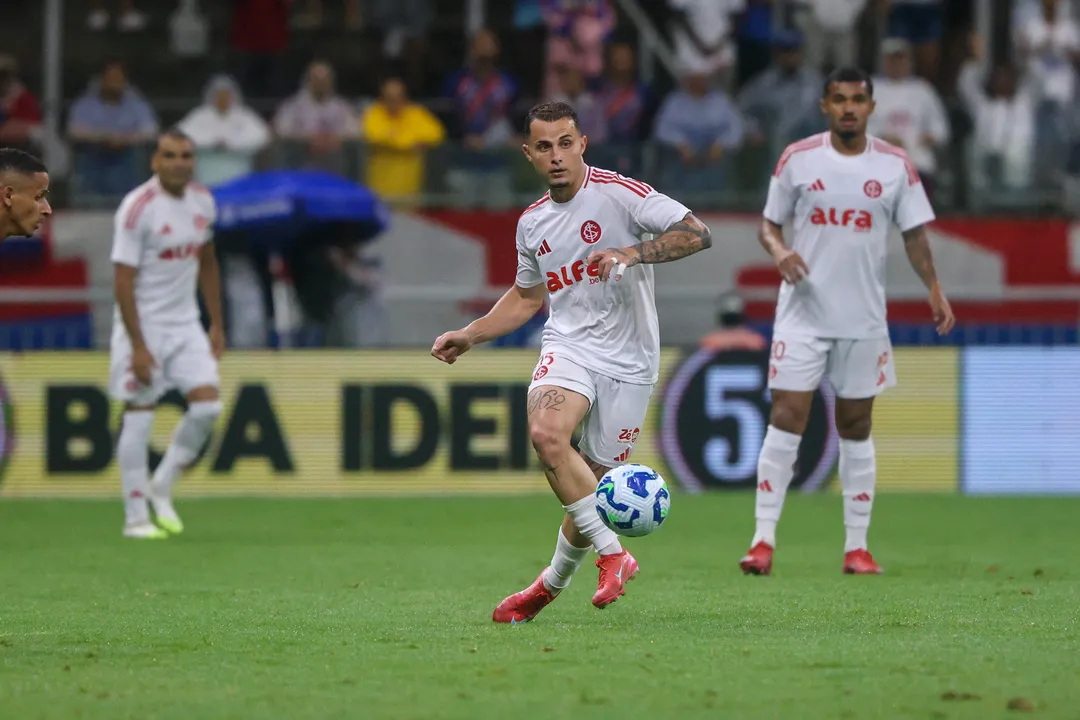 Bruno Gomes em ação pelo Internacional, contra o Bahia, na Arena Fonte Nova