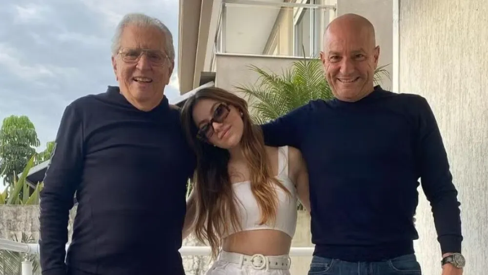 Influenciadora Bruna Furlan aparece entre seu pai e seu avô, o apresentador e humorista Carlos Alberto de Nóbrega
