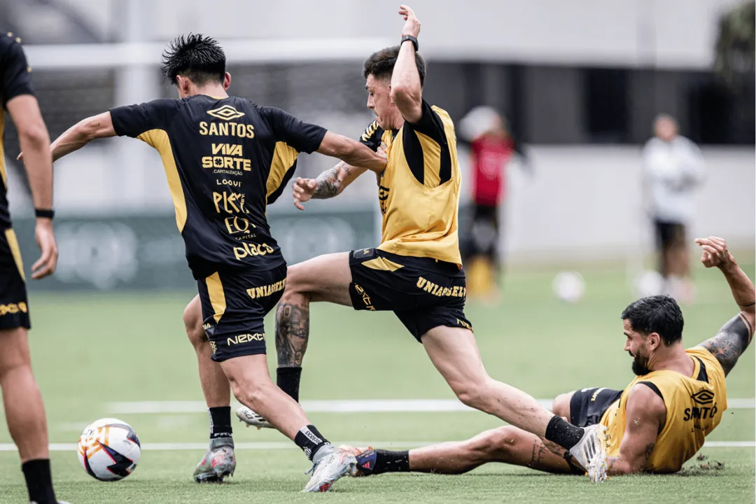 Jogadores do Santos treinam na reapresentação para a temporada 2026