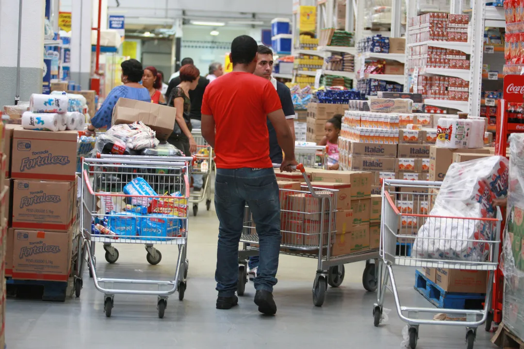 Clientes fazendo compras no supermercado em Salvador