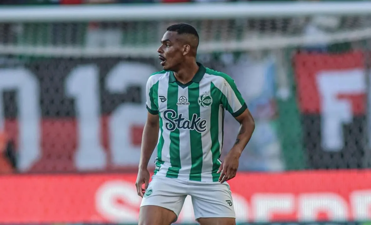 Caíque em campo pelo Juventude