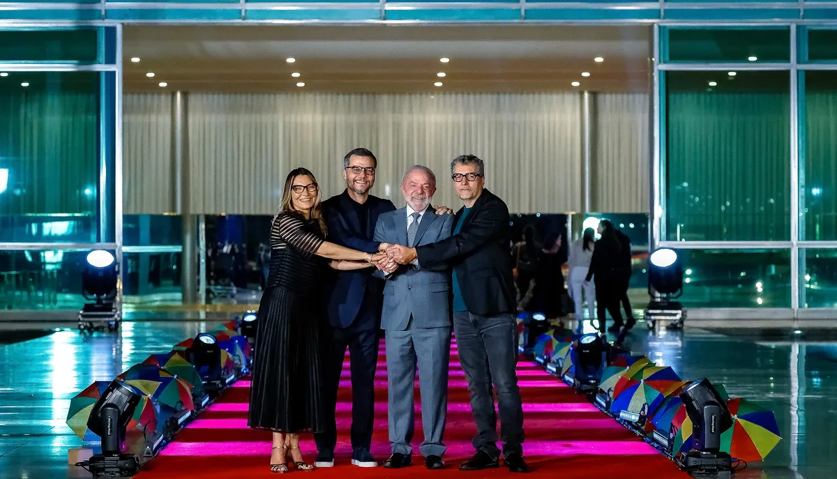 Presidente Lula e primeir-dama ao lado do diretor e elenco de O Agente Secreto