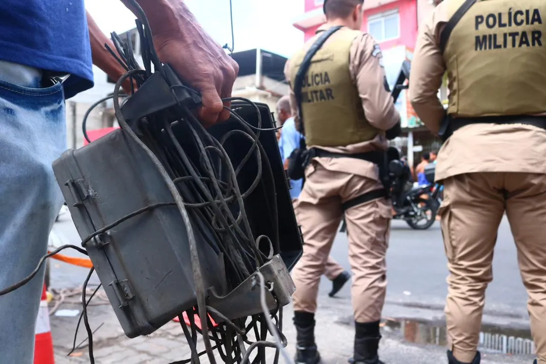 Imagem ilustrativa da imagem Operação retira câmeras e internet de facções em Salvador após morte de trabalhadores