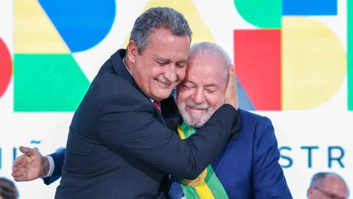 Rui Costa ao lado do presidente Lula (PT)