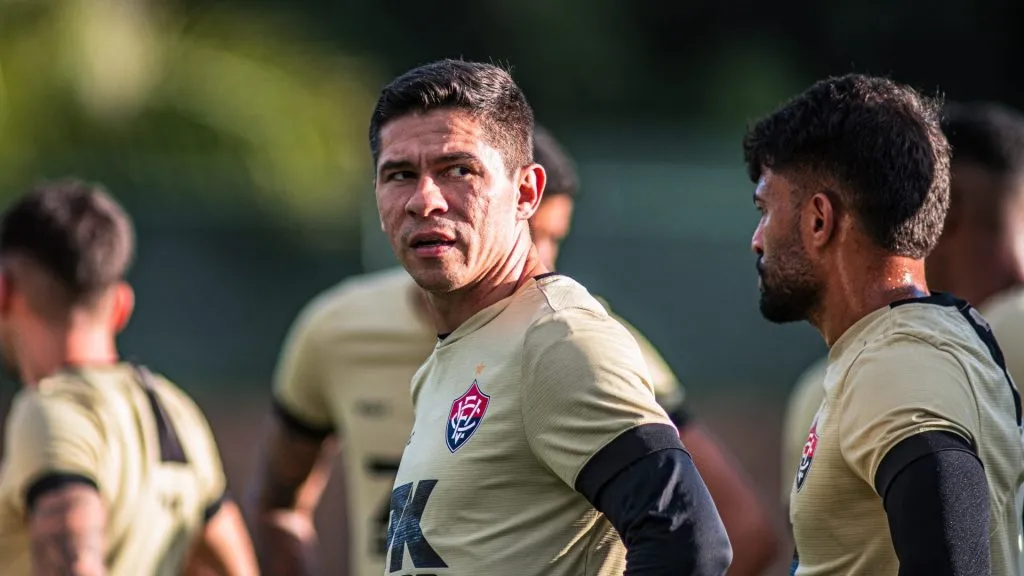 Osvaldo, atacante do Vitória