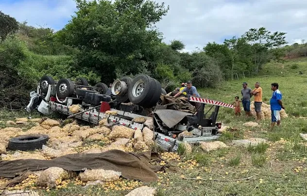 Pai e filho ficaram presos às ferragens