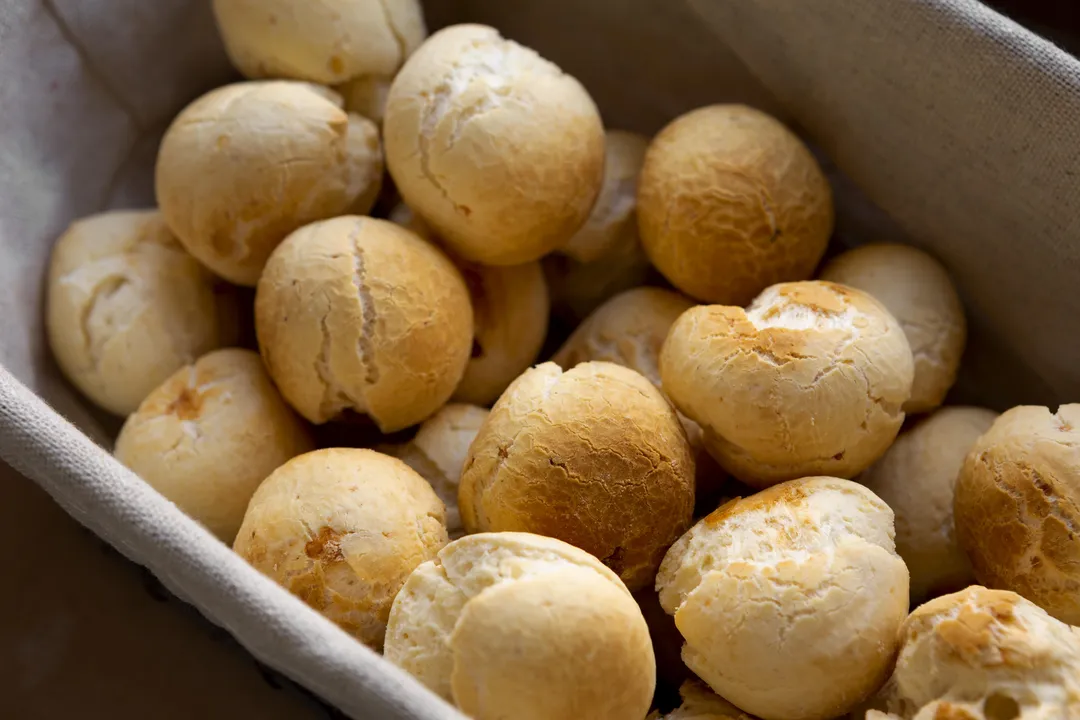 Imagem ilustrativa da imagem Pão de queijo de frigideira: receita rápida fica pronta em 5 minutos