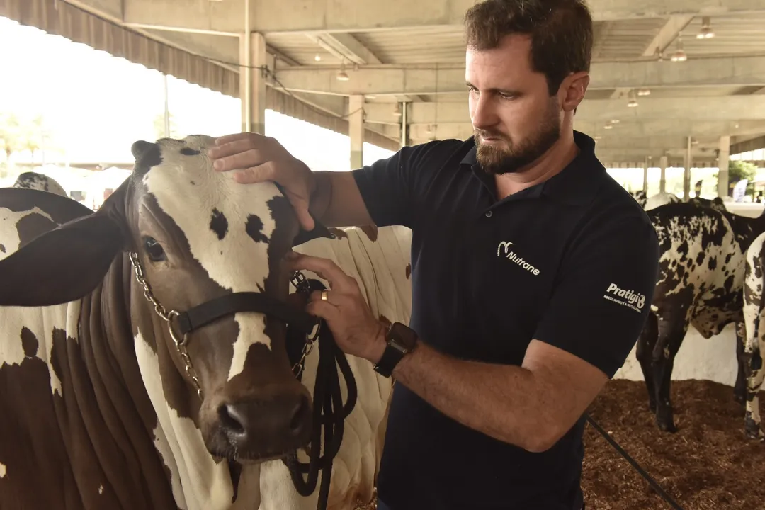 O veterinário Tiago Carneiro