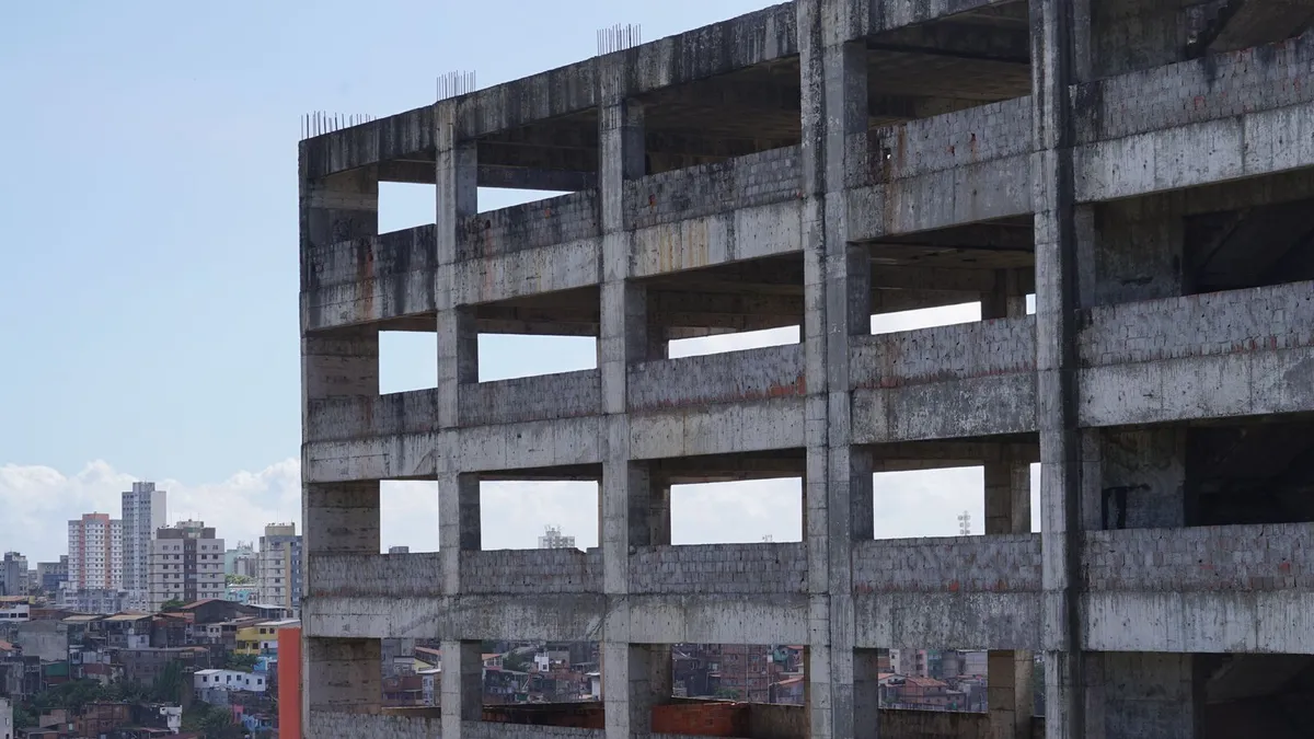 Prédio inacabado começou a ser construído em 2011 mas desde 2016 a obra está paralisada.