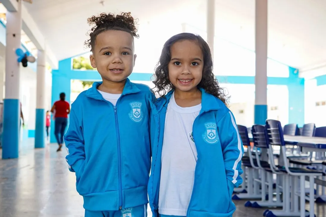 Alunos contam com kits de uniformes escolares com cinco peças