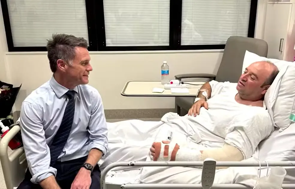 Ahmed al Ahmed conversando com o premiê do estado australiano de Nova Gales do Sul