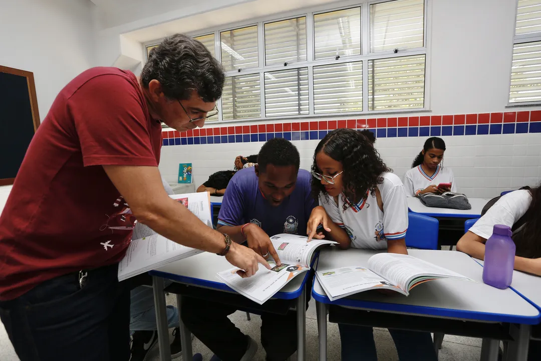 Professor de geografia com alunos em sala de aula